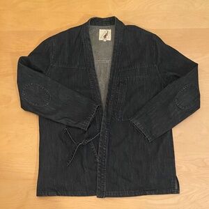 Denim jacket with wraps, no collar and pockets.